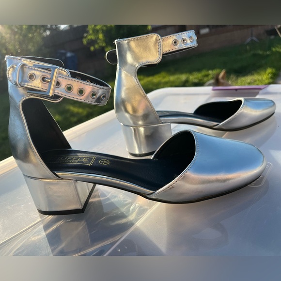 Silver Heels - Picture 2 of 5